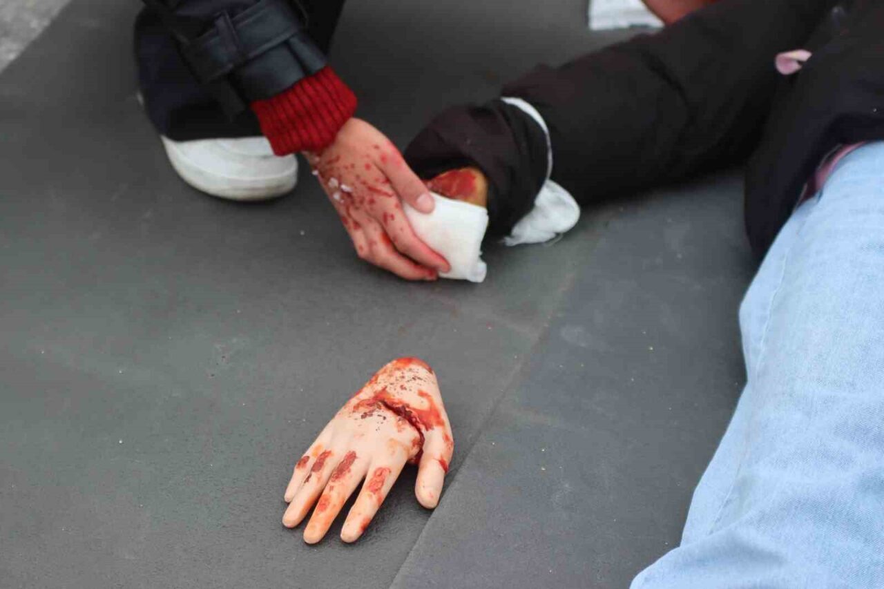 Kayseri'de düzenlenen Ambulans Rallisi, Acil Sağlık Hizmetleri Haftası kapsamında gerçekleştirildi.