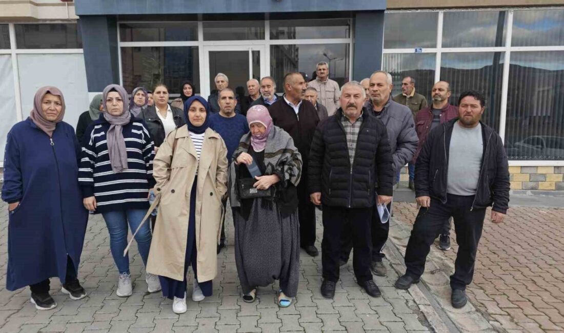 Kayseri’de Müteahhit Dolandırıcılığı Mağdurları Yetkililerden Yardım İstedi Kayseri'de bir grup vatandaş, müteahhit A.K.'nın ev satma vaadiyle para