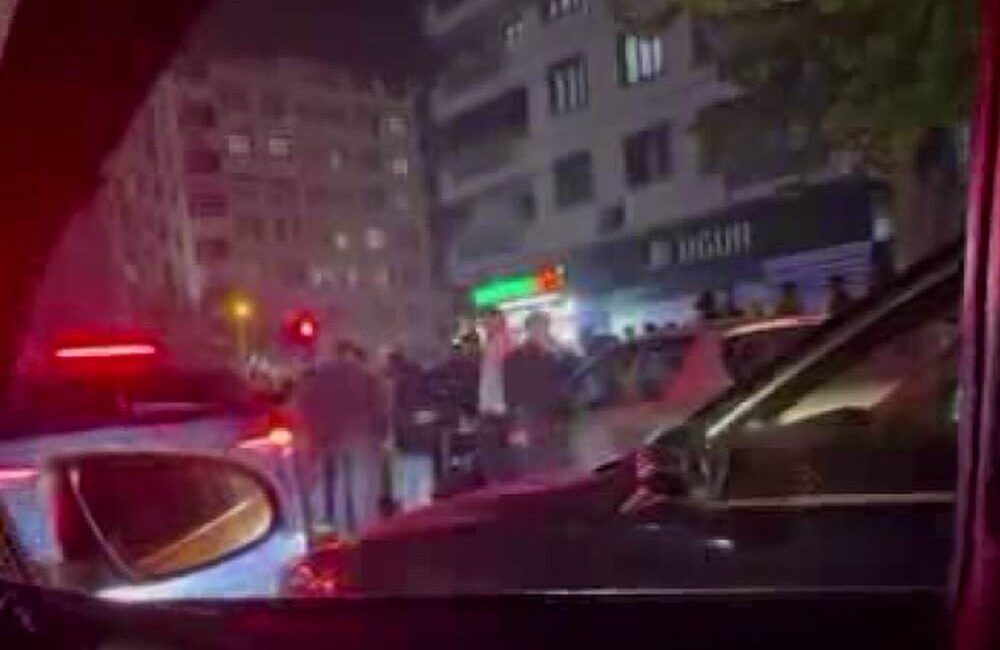 Diyarbakır’da otomobil kazası sonrası kavga anları cep telefonuna yansıdı Diyarbakır'da, İskanevleri semtinde bir kavşakta iki otomobilin çarpışması sonucu taraflar