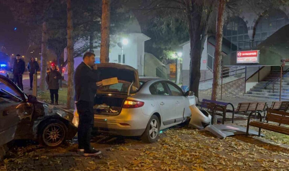 Kayseri’nin Kocasinan ilçesinde iki otomobilin çarpışması sonucu araçlar cami bahçesine