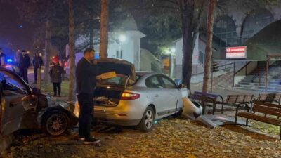 Kayseri’nin Kocasinan ilçesinde iki otomobilin çarpışması sonucu araçlar cami bahçesine