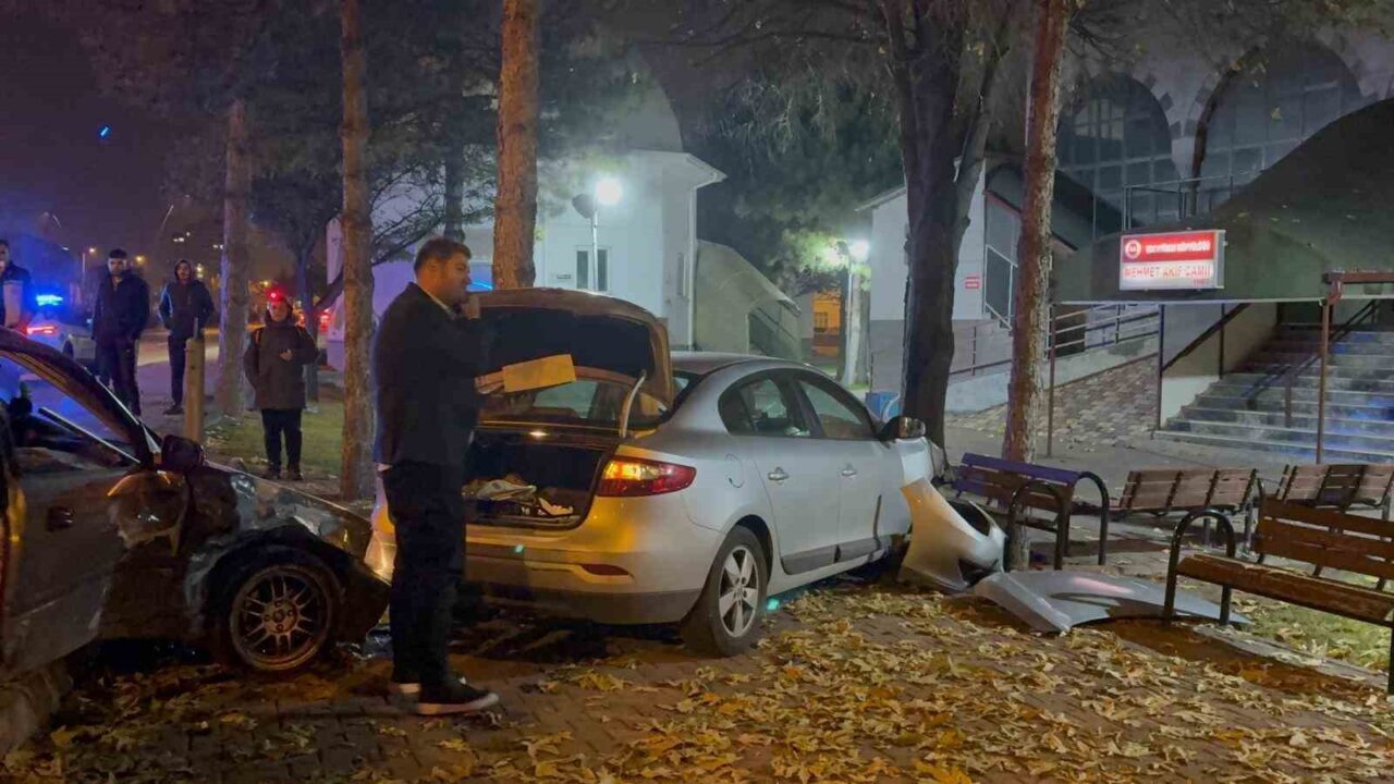 Kayseri’nin Kocasinan ilçesinde iki otomobilin çarpışması sonucu araçlar cami bahçesine