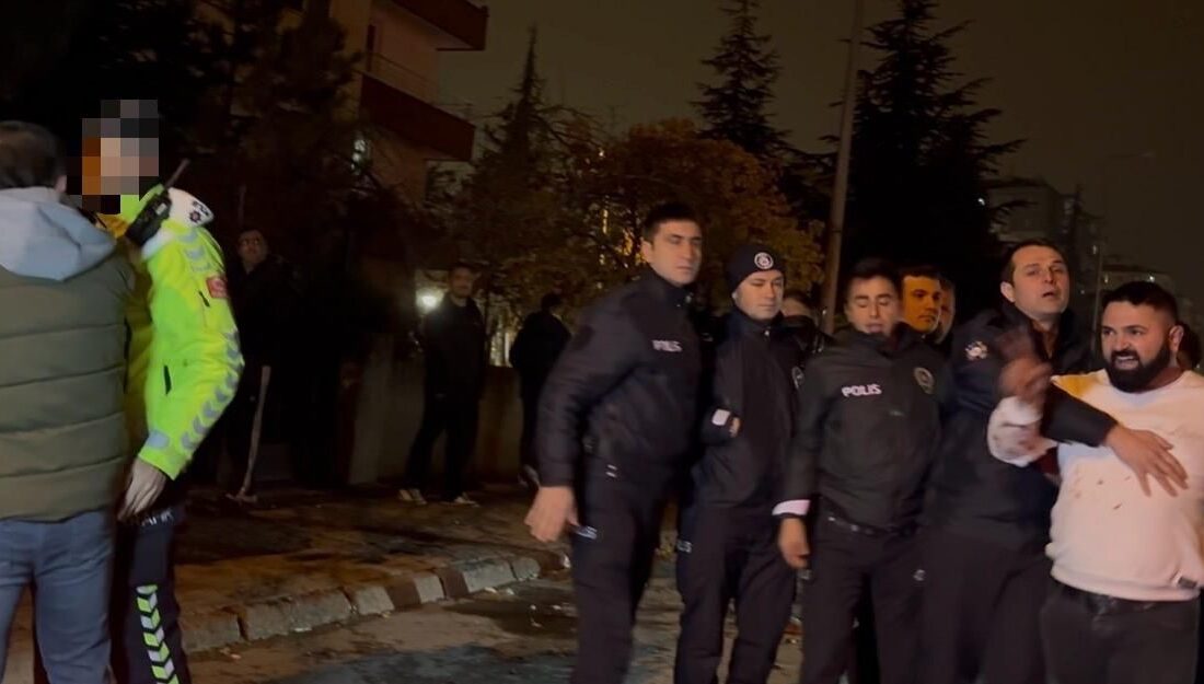 Kayseri’nin Melikgazi ilçesinde alkollü olduğu öne sürülen S.K., aydınlatma direğine