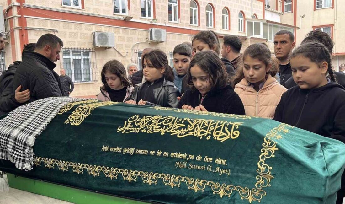 Kocaeli’de Servis Minibüsünün Çarptığı 10 Yaşındaki Miraç Efe’nin Cenazesi Gözyaşlarıyla Defnedildi Kocaeli'nin Gebze ilçesinde bir servis minibüsünün çarpması sonucu hayatını kaybeden