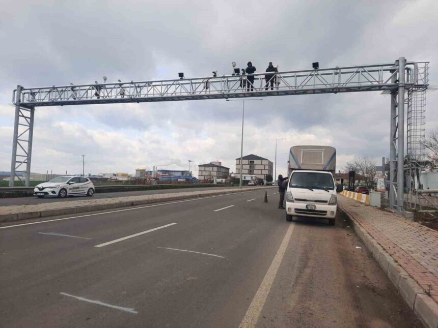 Muratlı’da vinçli kamyonun çarptığı plaka tanıma direği yenilendi ve tekrar hizmete girdi.