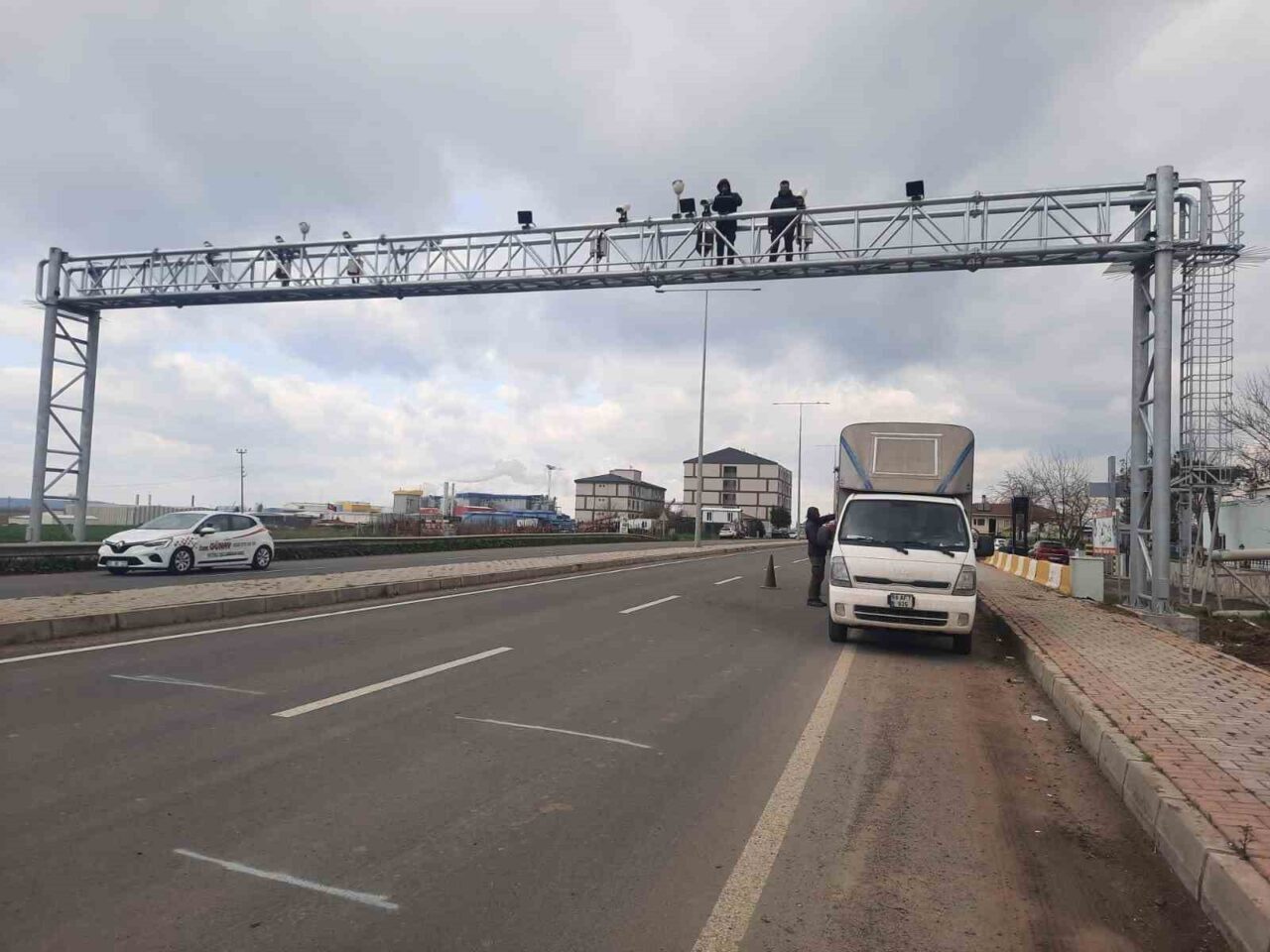 Muratlı’da vinçli kamyonun çarptığı plaka tanıma direği yenilendi ve tekrar hizmete girdi.