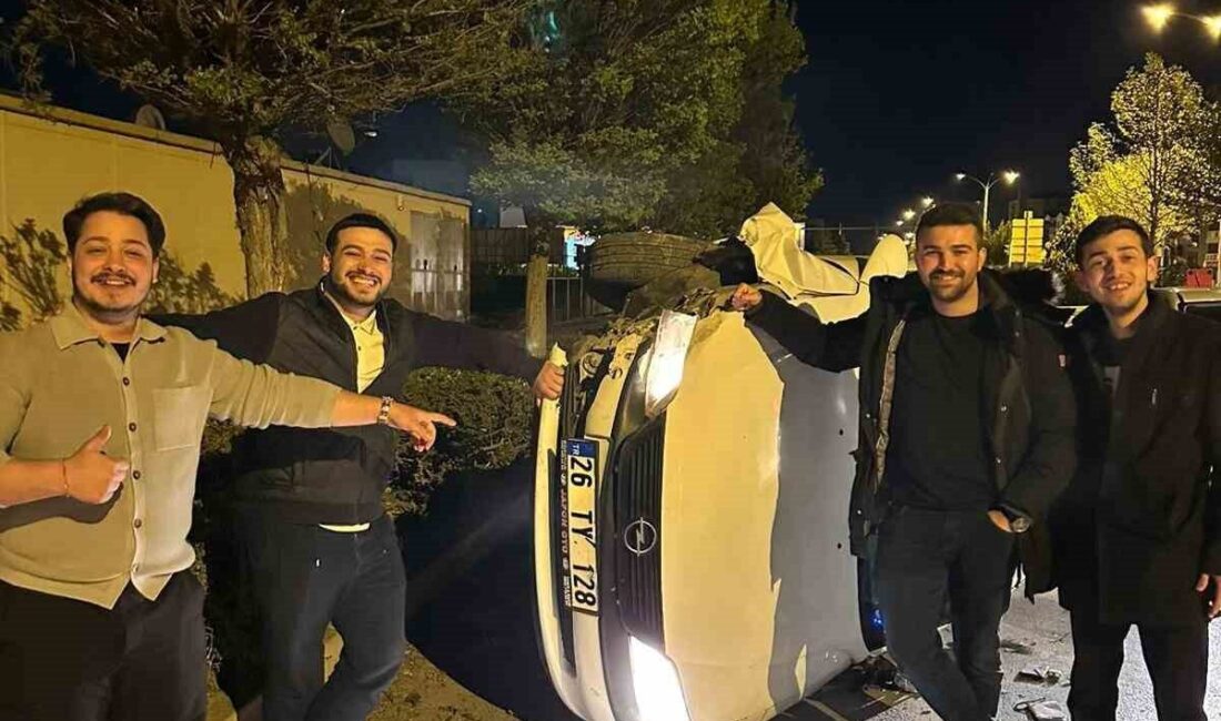 Eskişehir’de kazalı aracın yanına gelen gençler, o anları ölümsüzleştirdi. Eskişehir'de bir kaza sonrası yan yatan otomobille gençler hatıra fotoğrafı