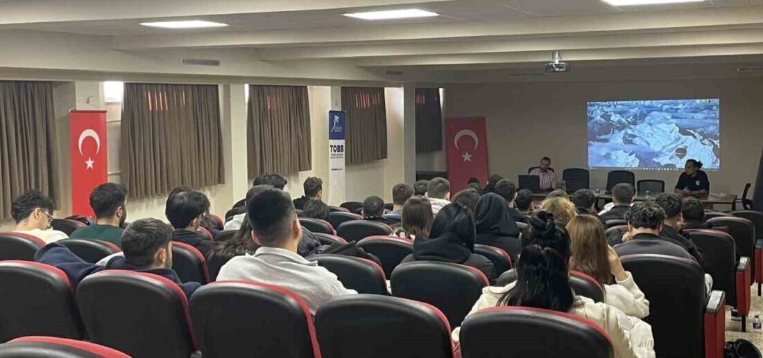 Karabük Üniversitesi'nde, TOBB Meslek Yüksekokulu tarafından düzenlenen "Bilişimde Grafik ve