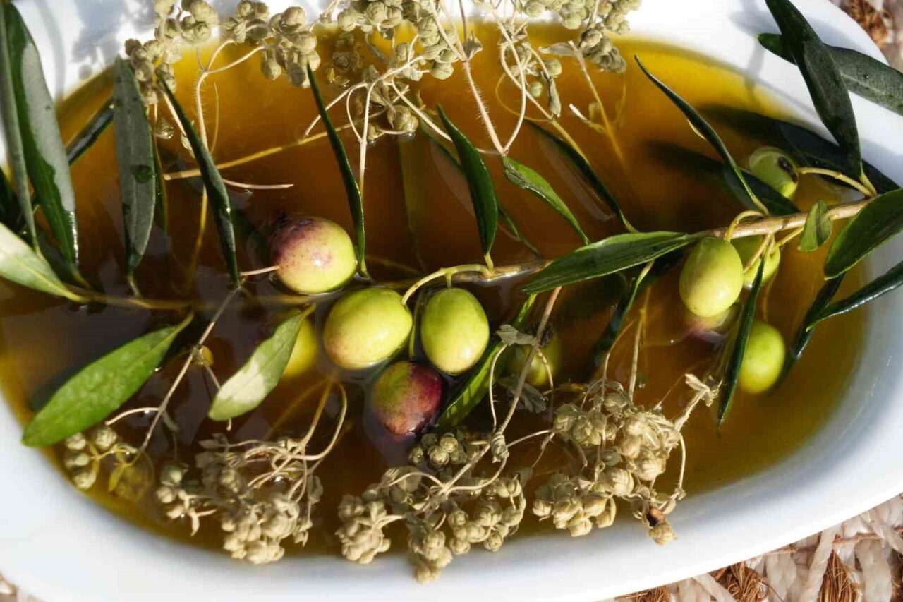 Balıkesir’in Ayvalık ilçesinde, Mutlu Köy Muhtarı Erdinç Tügen, zeytin sezonu