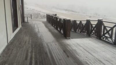 Karabük’teki Keltepe Kayak Merkezi, mevsimin ilk kar yağışını aldı. Sabah