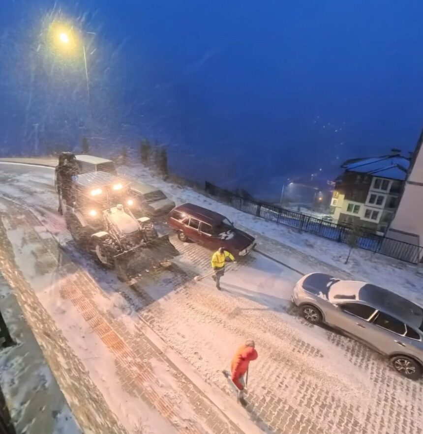 Kemaliye Belediye Başkanı Atmaca, kar yağışının ardından tuzlama ve küreme çalışmalarının sürdüğünü duyurdu.