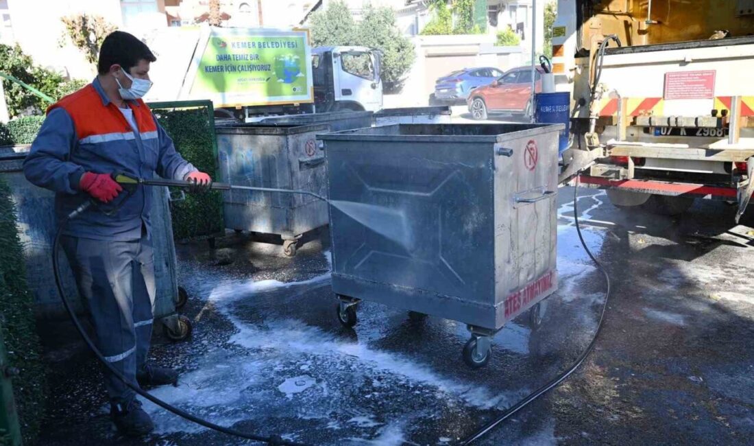 Kemer’de Çöp Konteynerleri Dezenfekte Ediliyor: 3200 Konteynerin Özellikle Düzenli Temizlikle Sağlık Korunuyor Kemer Belediyesi'nin Temizlik İşleri Müdürlüğü, ilçe genelindeki 3.200 çöp konteynerini