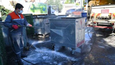 Kemer Belediyesi'nin Temizlik İşleri Müdürlüğü, ilçe genelindeki 3.200 çöp konteynerini