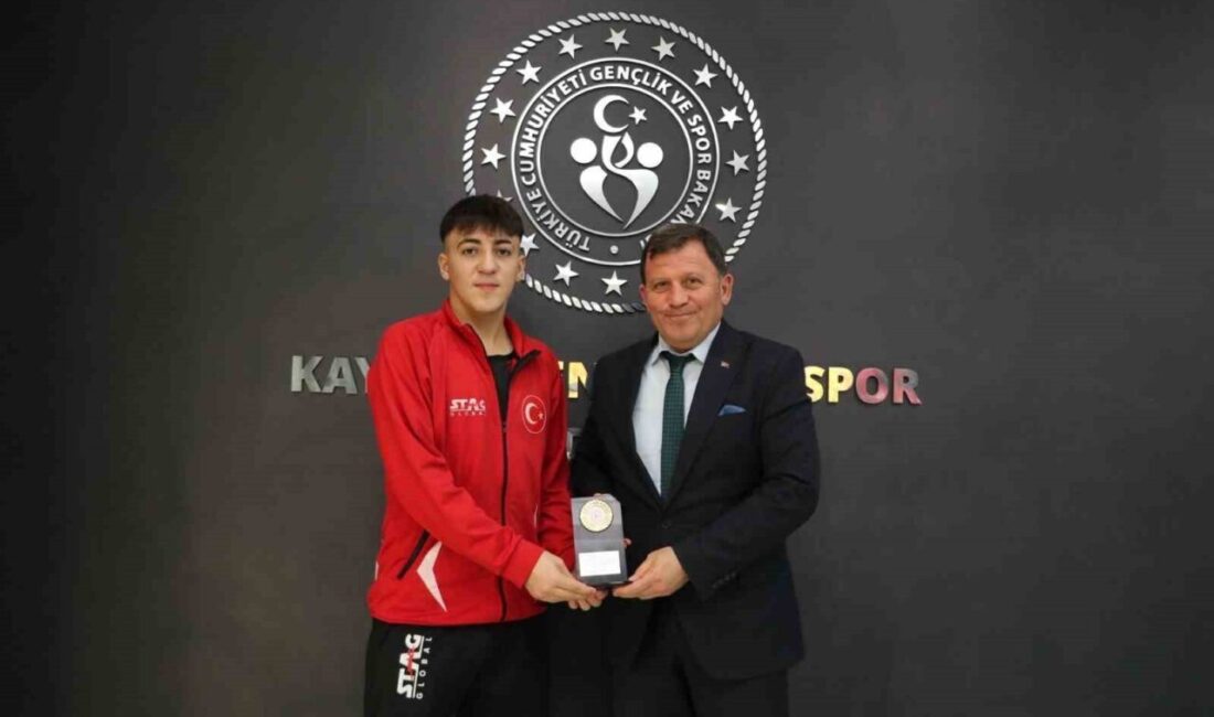 Dünya İkincisi olan Kenan Eren Kahraman, Kayseri Gençlik ve Spor