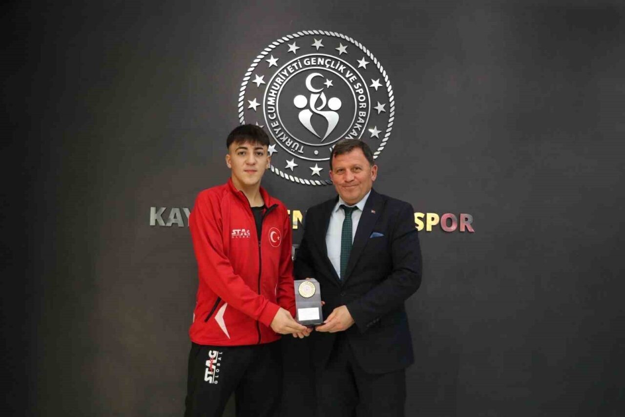 Dünya İkincisi olan Kenan Eren Kahraman, Kayseri Gençlik ve Spor