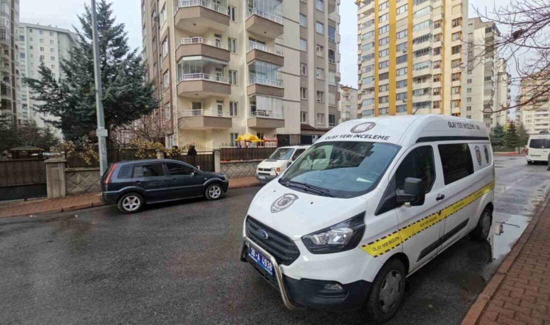 Kayseri’de Korkunç Olay: Emekli Başçavuş Eşine Ulaşamayınca Başkasını Bıçakladı Kayseri'nin Melikgazi ilçesinde boşanma aşamasındaki eşi Y.Ş.'nin evine girmeye çalışan