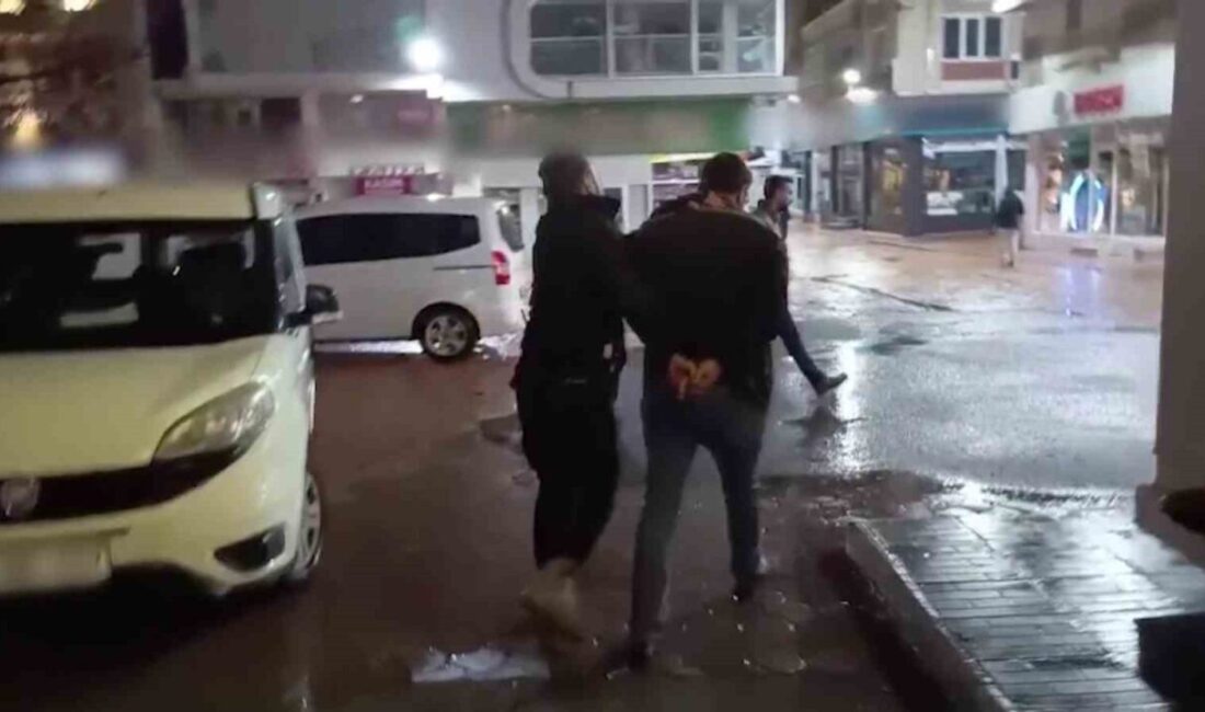 Sivas’ta 12 Yıl 3 Ay 14 Gün Hapis Cezası Olan Şahıs İş Yerinde Gizli Odada Yakalanarak Tutuklandı Sivas'ta, "hizmet nedeniyle güveni kötüye kullanma" suçundan 12 yıl 3