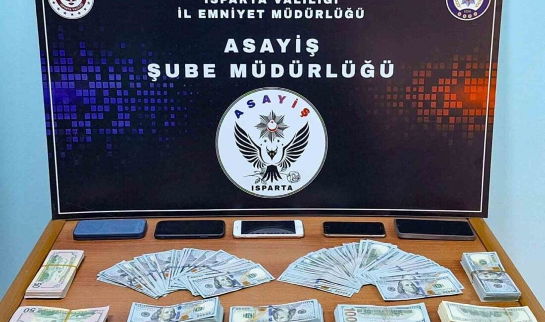 Isparta’da Dolandırıcılar, Polis Kılığında 1 Milyon 962 Bin TL ve 70 Bin Doları Gasbettikten Sonra Yakalandı Isparta'da dolandırıcılık yapan 3 kişi, kendilerini polis olarak tanıtarak, 2