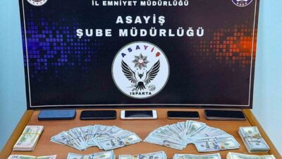 Isparta'da dolandırıcılık yapan 3 kişi, kendilerini polis olarak tanıtarak, 2