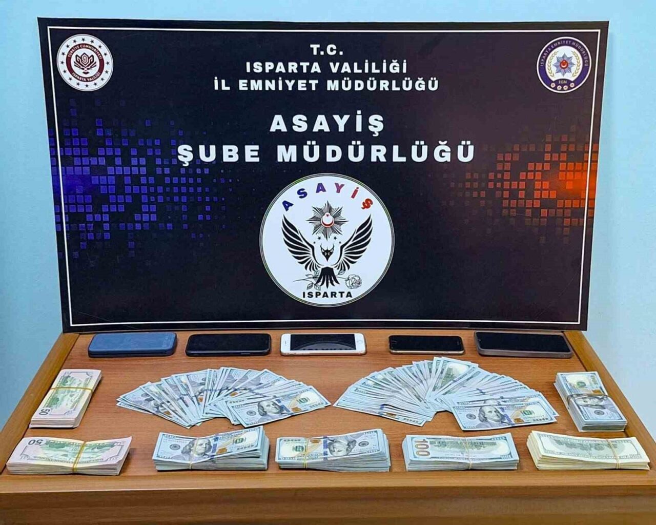 Isparta'da dolandırıcılık yapan 3 kişi, kendilerini polis olarak tanıtarak, 2