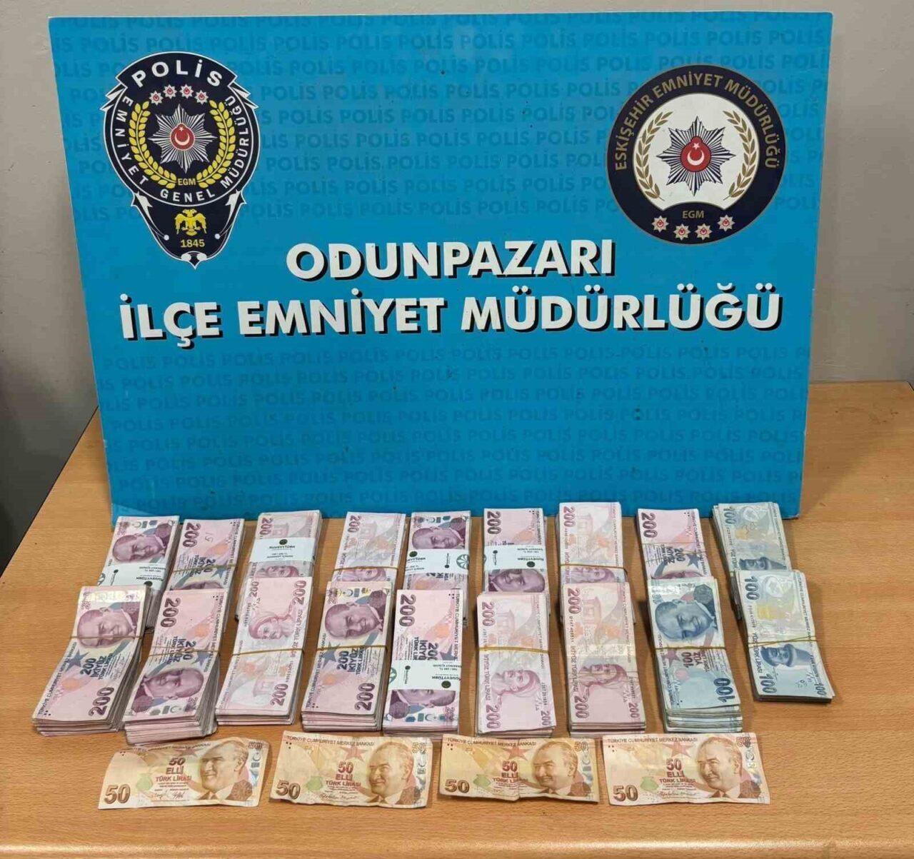 Eskişehir'de M.A. isimli şahıs, kendini polis olarak tanıtarak 316 bin