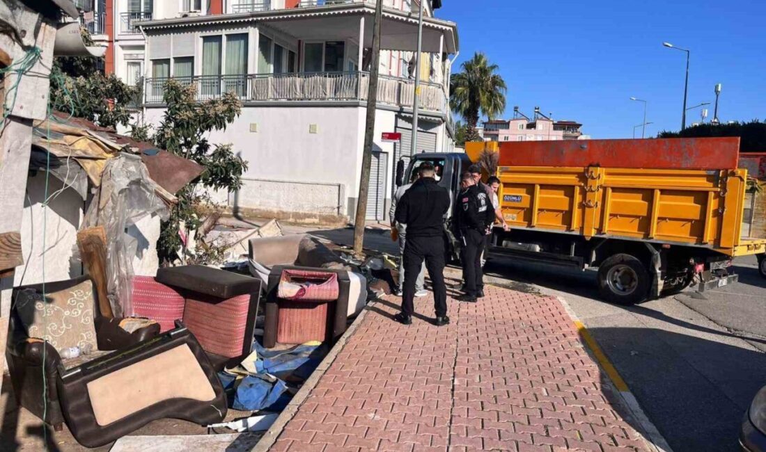 Kepez Belediyesi, Şafak Mahallesi'ndeki bir müstakil evin çevresinde biriken atık