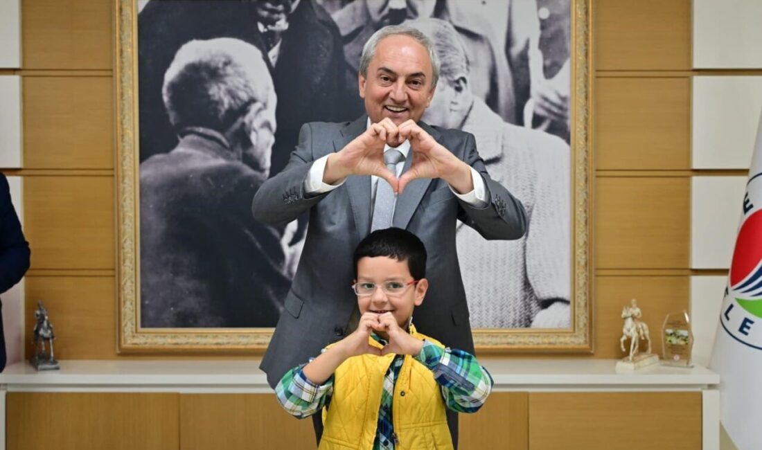 Kepez Belediye Başkanı Mesut Kocagöz, ilçede gerçekleştirilen göz sağlığı taramaları