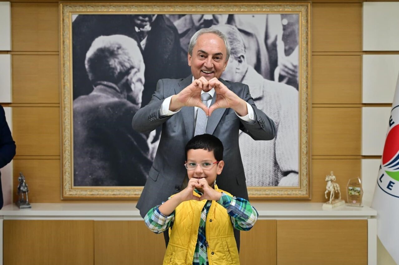 Kepez Belediye Başkanı Mesut Kocagöz, ilçede gerçekleştirilen göz sağlığı taramaları