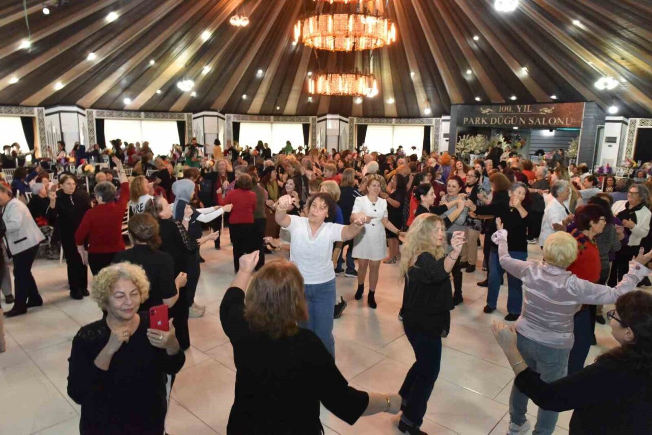 Kepez Belediyesi, Kadınlar Matinesi’nde Akdeniz Üniversitesi Tazelenme Üniversitesi öğrencilerini ağırladı