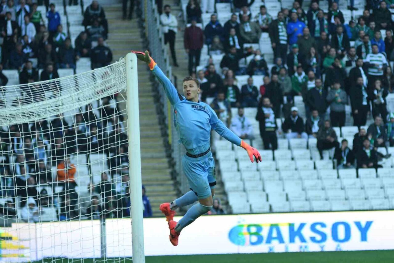 Bursaspor'un 18 yaşındaki kalecisi Kerem Matışlı, Fethiyespor ile oynanan maçta