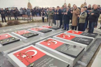 Karacaali Köyü’nde 1998’deki trafik kazasında hayatını kaybedenler anıtla anıldı