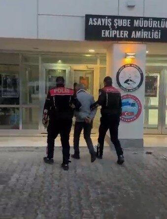 Eskişehir’de Polis, Dolandırıcılıktan Aranan Şahsı Gözaltına Aldı Eskişehir'de polis ekipleri, durumundan şüphelendikleri U.M.'yi durdurarak kontrol etti. Yapılan