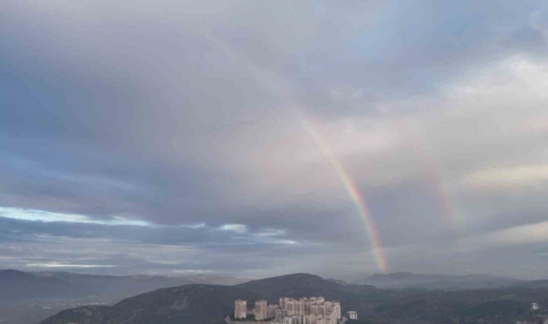 Kestel’de Yağışsız Gökkuşağı Seyircilere Görsel Şölen Sunuyor Bursa'nın Kestel ilçesinde, beklenmedik bir şekilde yağış olmaksızın oluşan gökkuşağı,