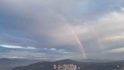 Bursa'nın Kestel ilçesinde, beklenmedik bir şekilde yağış olmaksızın oluşan gökkuşağı,