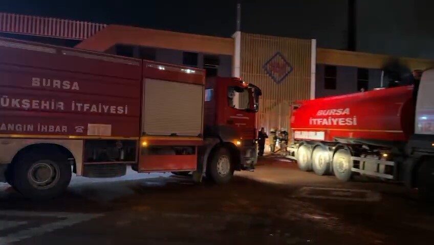 Bursa'nın Kestel ilçesindeki bir tekstil fabrikasında gece saatlerinde yangın çıktı.