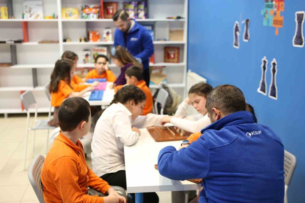 Kibar Gönüllüleri, 2018'den beri 10.000'den fazla çocuğa ulaşarak eğitimde fırsat