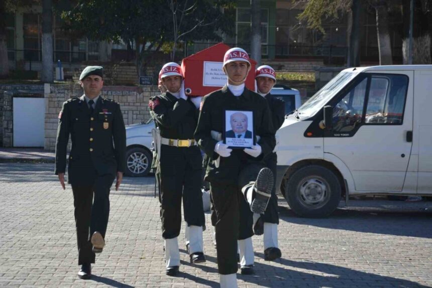 Antalya’da vefat eden Kıbrıs Gazisi Refik Şarlak, doğduğu yer Bozova’da askeri törenle defnedildi.