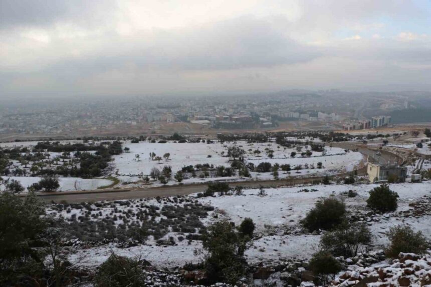 Kilis’in zirvelerine kar yağdı, Resul Osman Dağı beyaz örtüyle kaplandı.