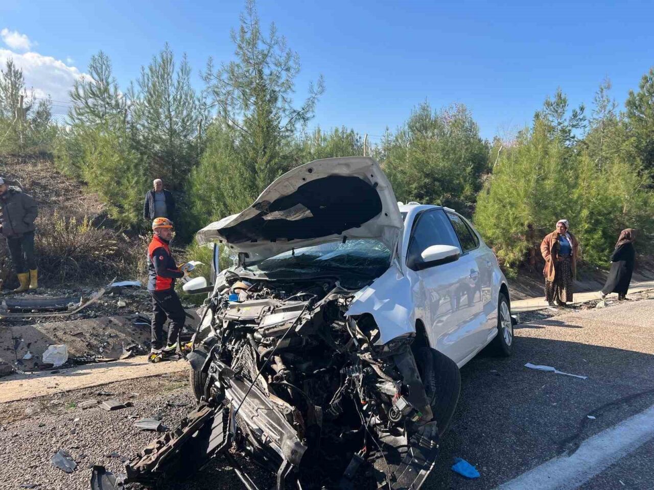 Kilis-Hatay Karayolu’nda otomobil ile hafif ticari aracın çarpışması sonucu altı