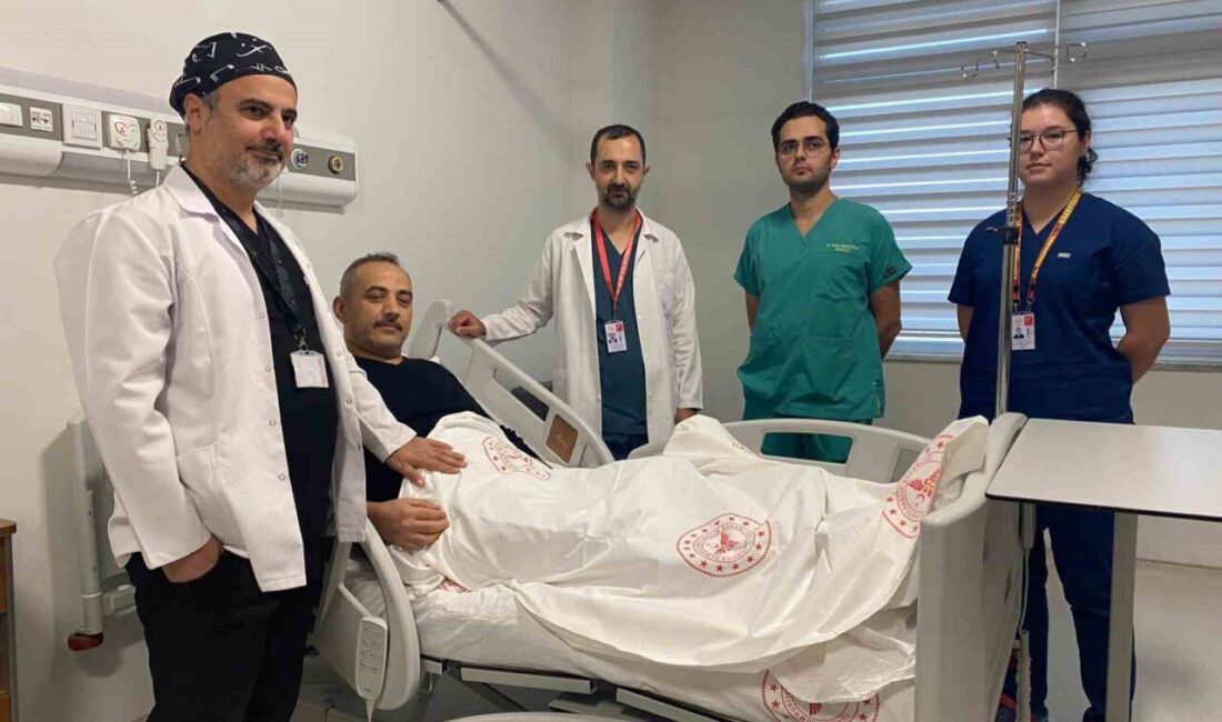 Ankara’da Dev Böbrek Kitlesi Taşıyan Hastanın Başarılı Ameliyatı Sonrası 11 Kilogram Zayıfladı Ankara'da yaşayan 46 yaşındaki Ahmet Demir, midesindeki şişkinlik nedeniyle hastaneye