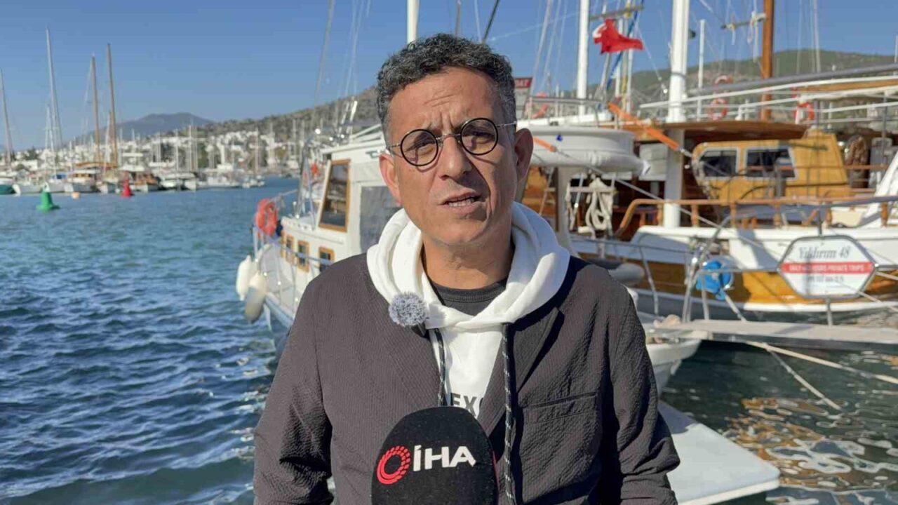 Bodrum Otelciler Derneği Başkanı Ömer Faruk Dengiz, kimlik fotokopisi alma