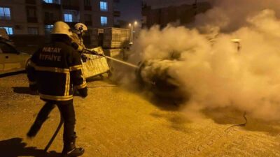 Hatay'ın Kırıkhan ilçesinde park halindeki hafif ticari araç, kaputundan duman