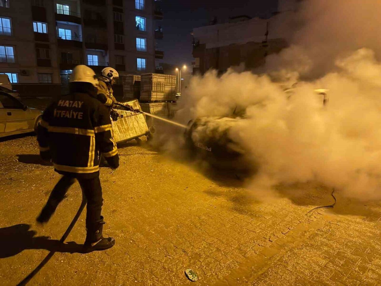 Kırıkhan’da Park Halindeki Ticari Araçta Yangın Çıktı, İtfaiye Ekipleri Müdahale Etti