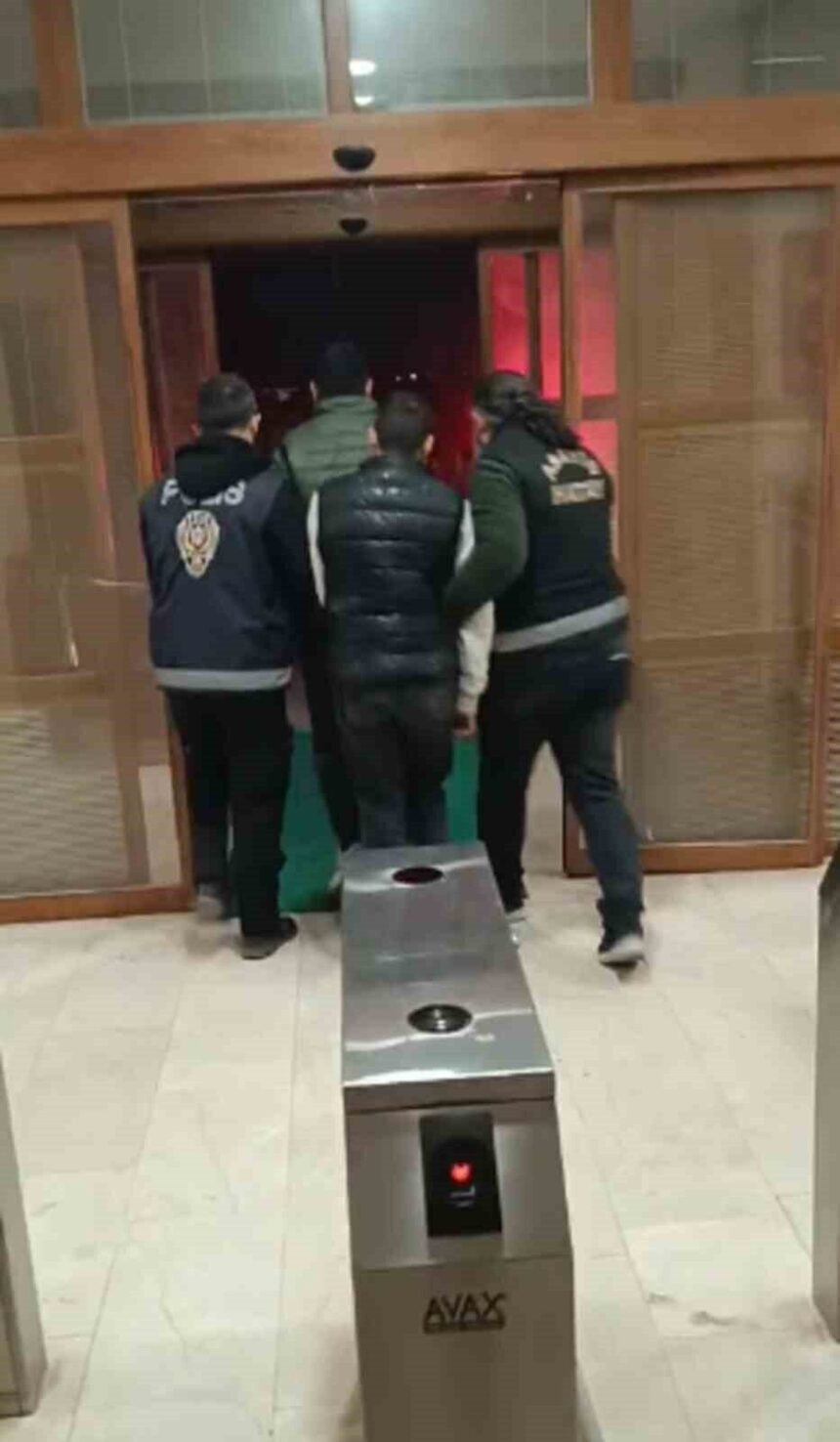 Kırıkhan’da konteyner kentteki hırsızlık olayıyla ilgili 2 şüpheli polis tarafından yakalandı.