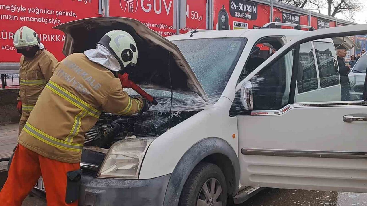 Kırıkkale'de L.K. yönetimindeki hafif ticari aracın motor kısmında çıkan yangına
