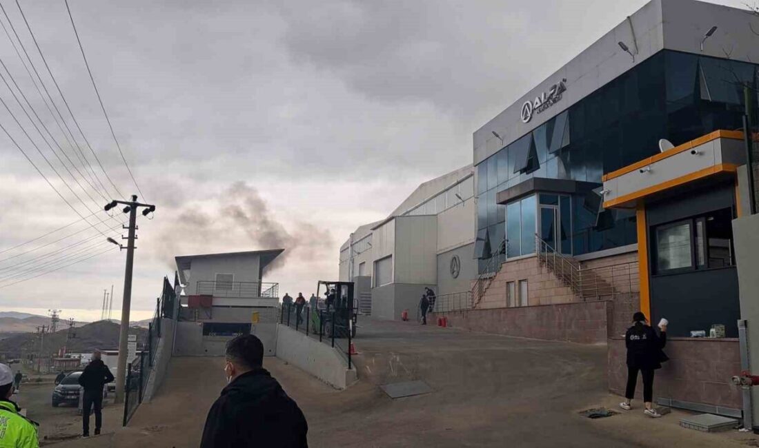 Kırıkkale’nin Yahşihan ilçesinde bulunan bir madeni yağ fabrikasında yangın sürerken,