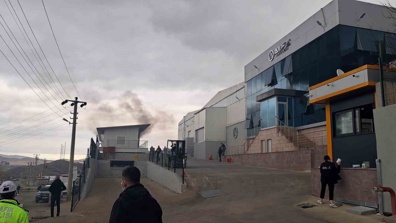 Kırıkkale’nin Yahşihan ilçesinde bulunan bir madeni yağ fabrikasında yangın sürerken,