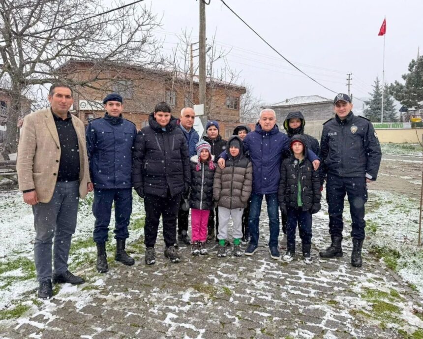 Kırklareli Valisi Uğur Turan, eşi ile Hamdibey köyünde vatandaşlarla bir araya geldi, sorunlarını dinledi.