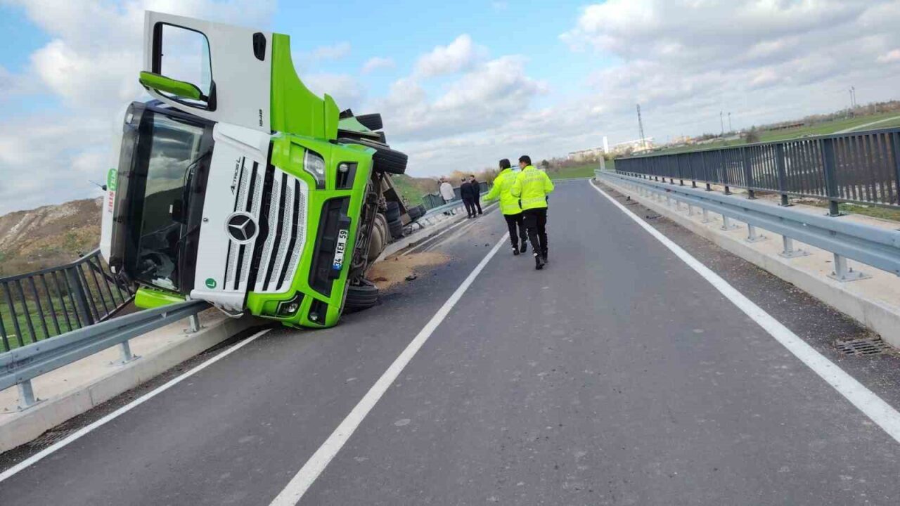 Kırklareli'nin Lüleburgaz ilçesinde, Alacaoğlu köyü yolunda yem taşıyan bir tır,