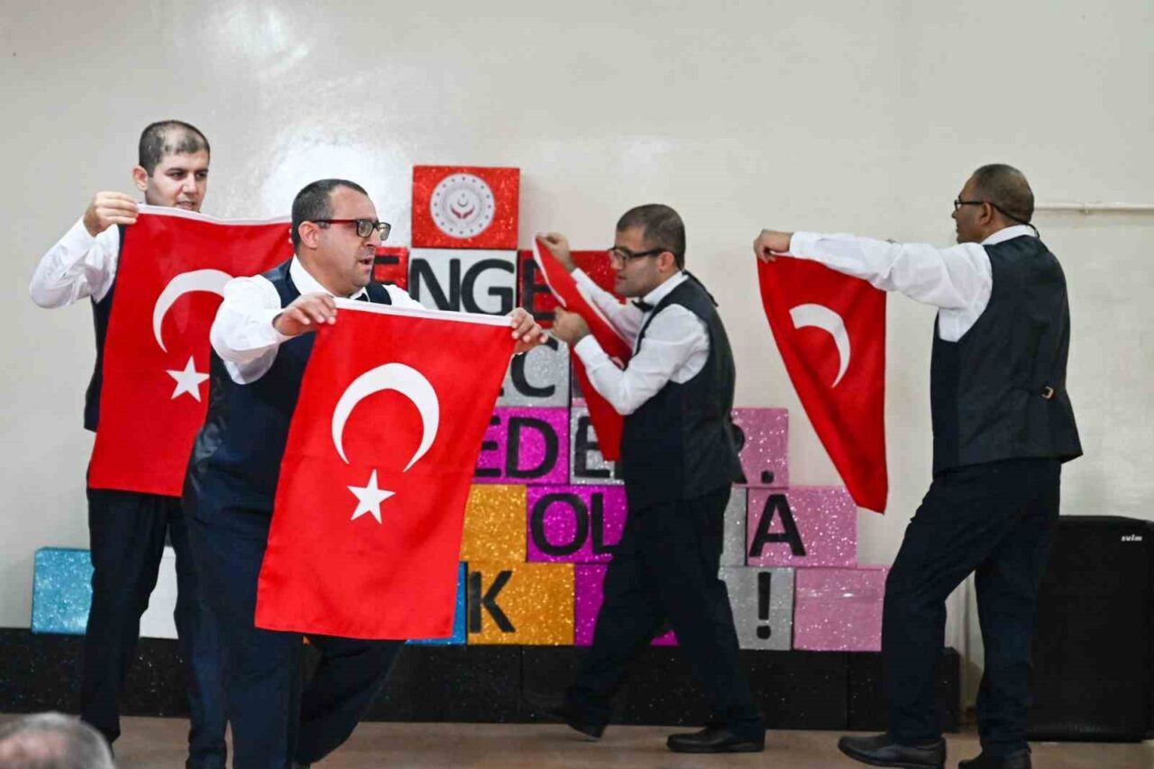 Dünya Engelliler Günü nedeniyle Kırklareli'nde düzenlenen etkinlikte özel bireylerin sahne